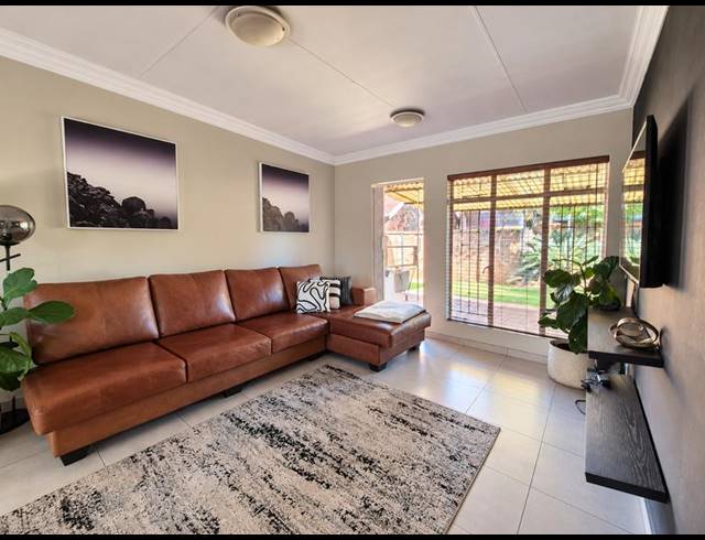 2 BEDROOM PROPERTY TO RENT IN DIE HOEWES